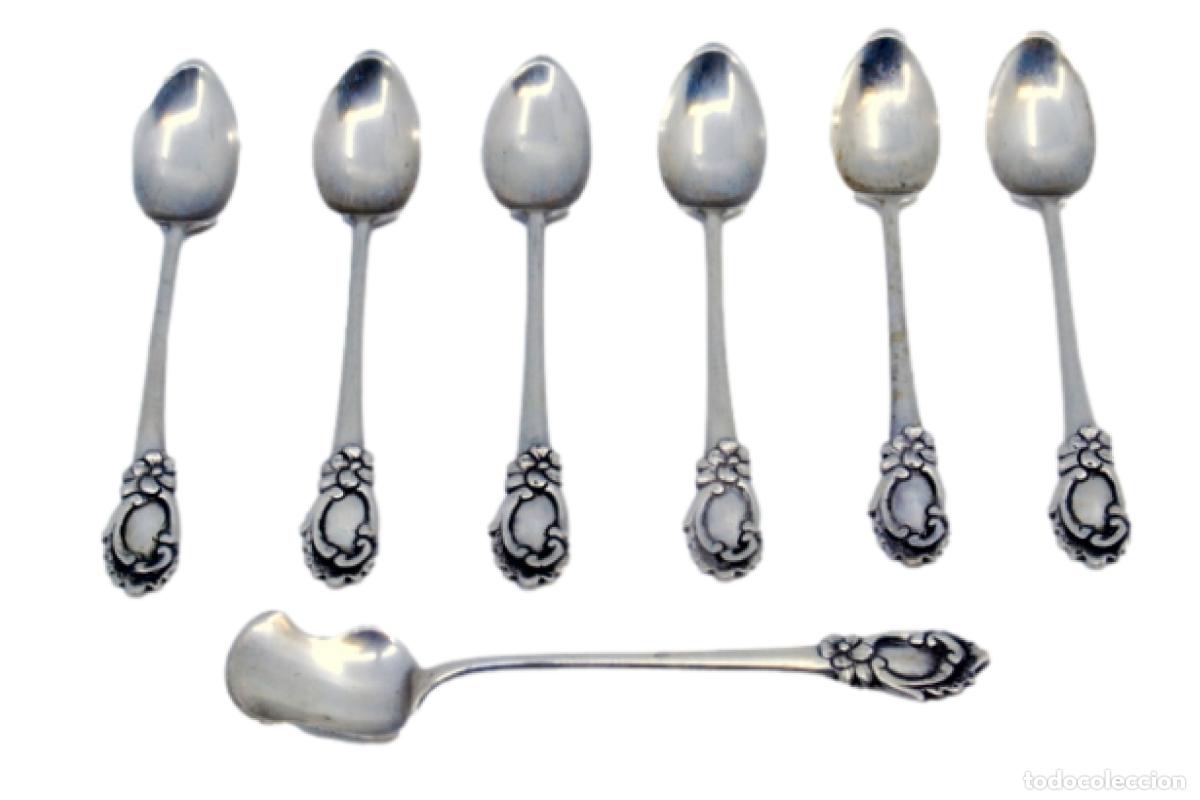 Antiques: Juego de 6 cucharillas de caf&eacute; y cuchara para az&uacute;car, en color plata.