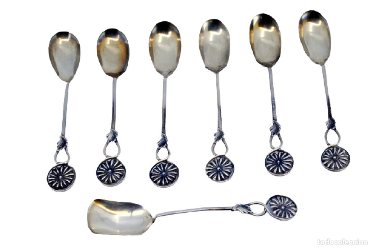 Antiquit&eacute;s: Juego de 6 cucharillas de caf&eacute; y cuchara para az&uacute;car, en color plata.