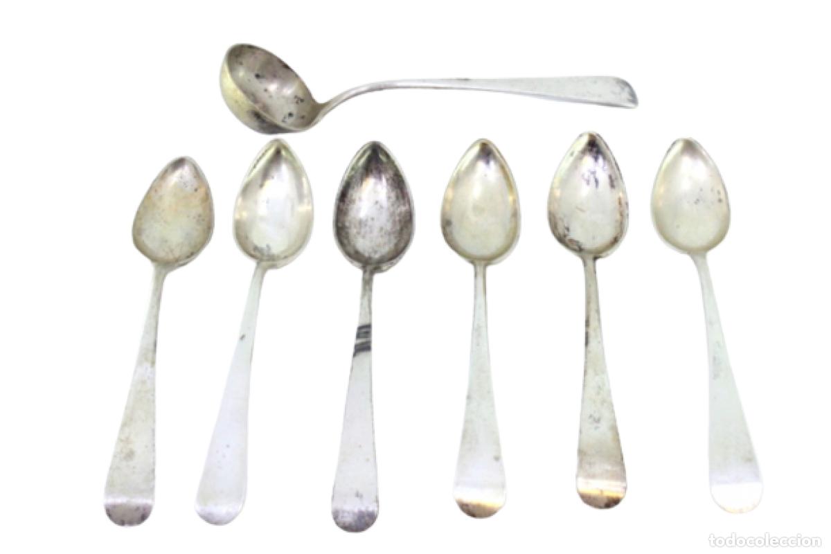 Oggetti Antichi: Juego de 6 cucharillas de t&eacute; y cuchara medidora de az&uacute;car, en color plata.