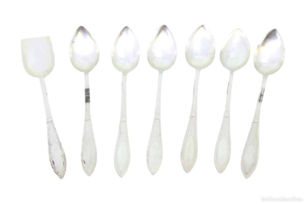 Antiquit&eacute;s: Juego de 6 cucharillas de caf&eacute; y cuchara para az&uacute;car, en color plata.