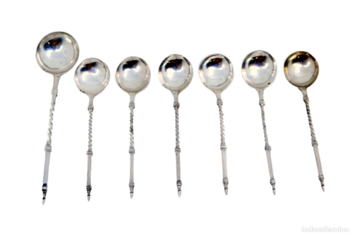 Antiquit&eacute;s: Juego de 6 cucharillas de t&eacute; y cuchara medidora de az&uacute;car, en color plata.