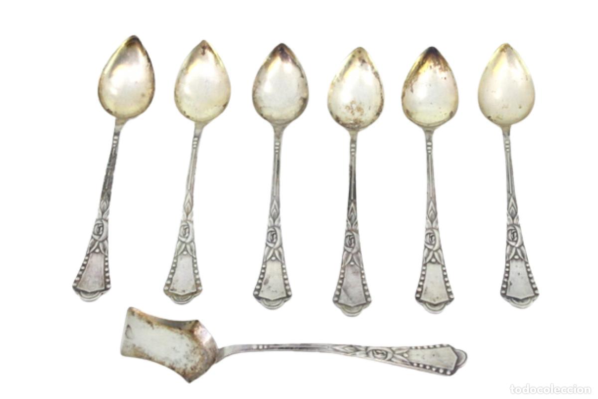 Antiquit&eacute;s: Juego de 6 cucharillas de caf&eacute; y cuchara para az&uacute;car, en color plata.