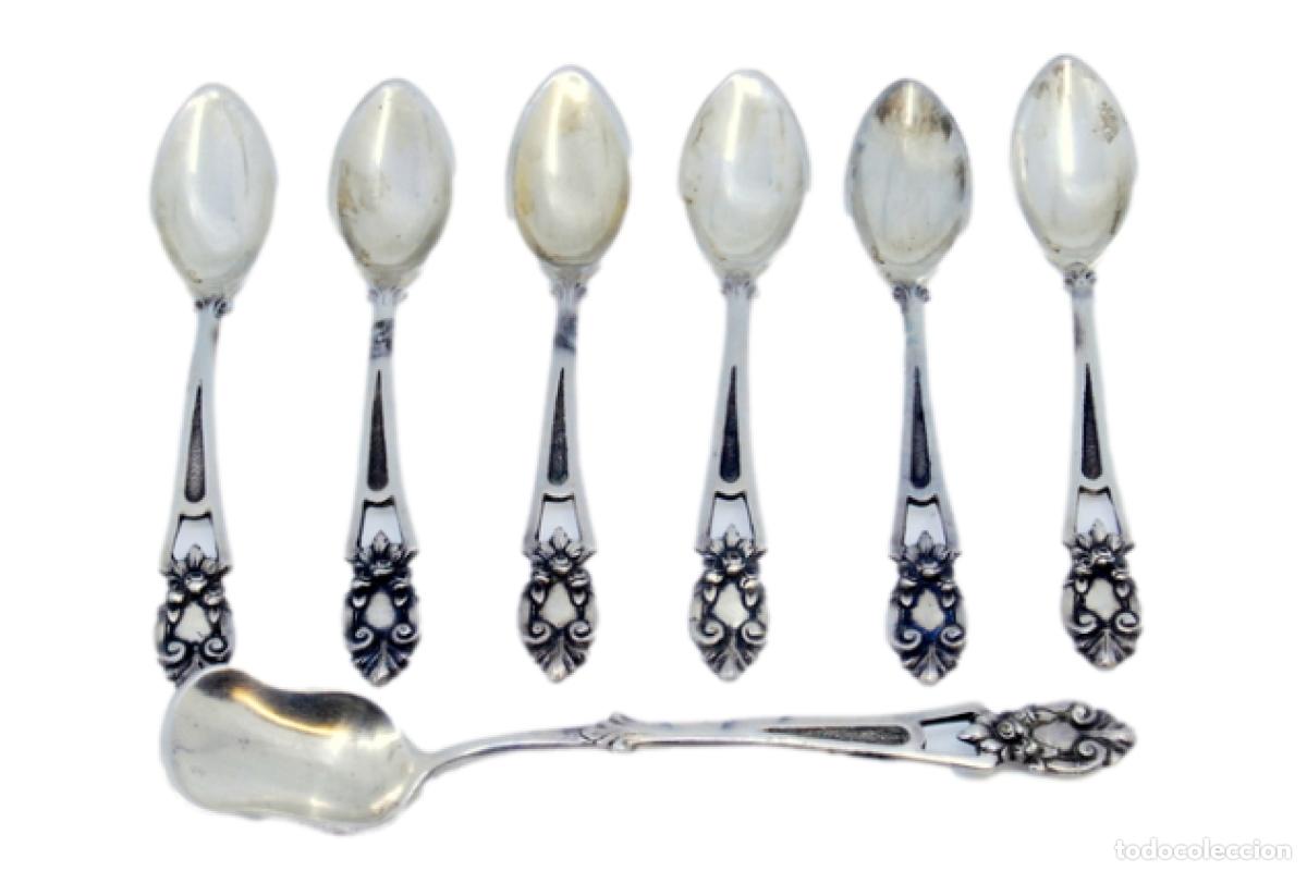 Antiquit&eacute;s: Juego de 6 cucharillas de caf&eacute; y cuchara para az&uacute;car, en color plata.