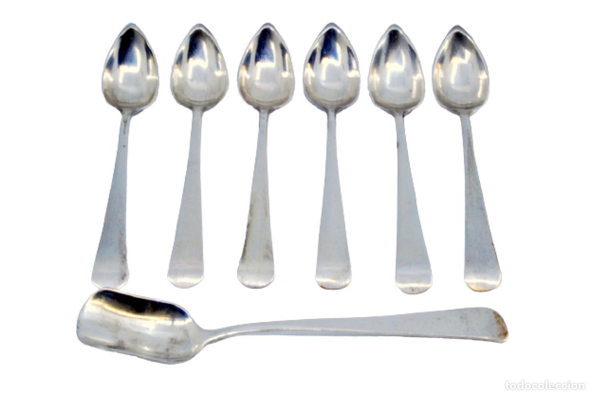 Antig&uuml;edades: Juego de 6 cucharillas de caf&eacute; y cuchara para az&uacute;car, en color plata.