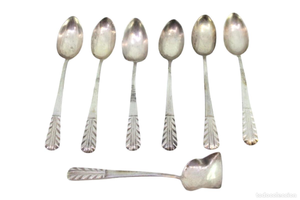 Antiquit&eacute;s: Juego de 6 cucharillas de t&eacute; y cuchara medidora de az&uacute;car, en color plata.