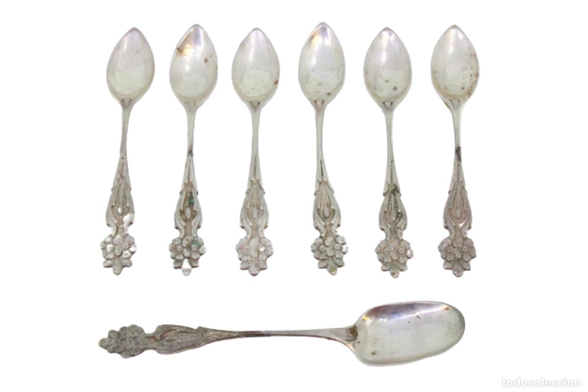 Antiques: Juego de 6 cucharillas de caf&eacute; y cuchara para az&uacute;car, en color plata.