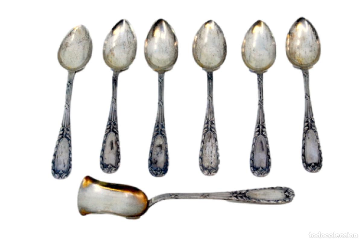 Antiques: Juego de 6 cucharillas de caf&eacute; y cuchara para az&uacute;car, en color plata.