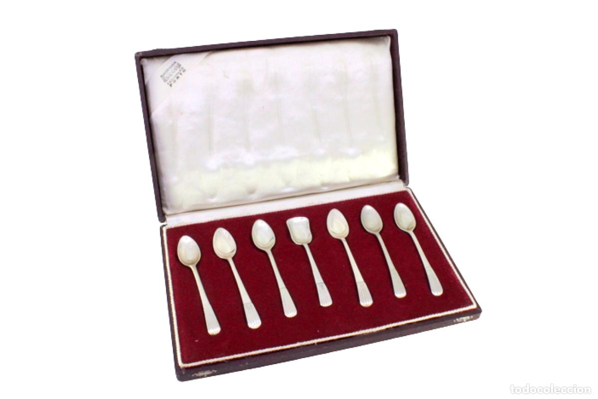 Antig&uuml;edades: Juego de 6 cucharillas de t&eacute; y cuchara medidora de az&uacute;car, en color plata.