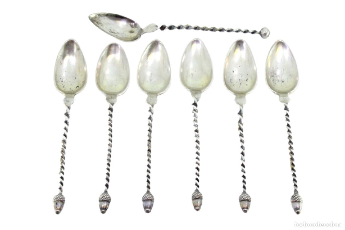 Antig&uuml;edades: Juego de 6 cucharillas de t&eacute; y cuchara medidora de az&uacute;car, en color plata.