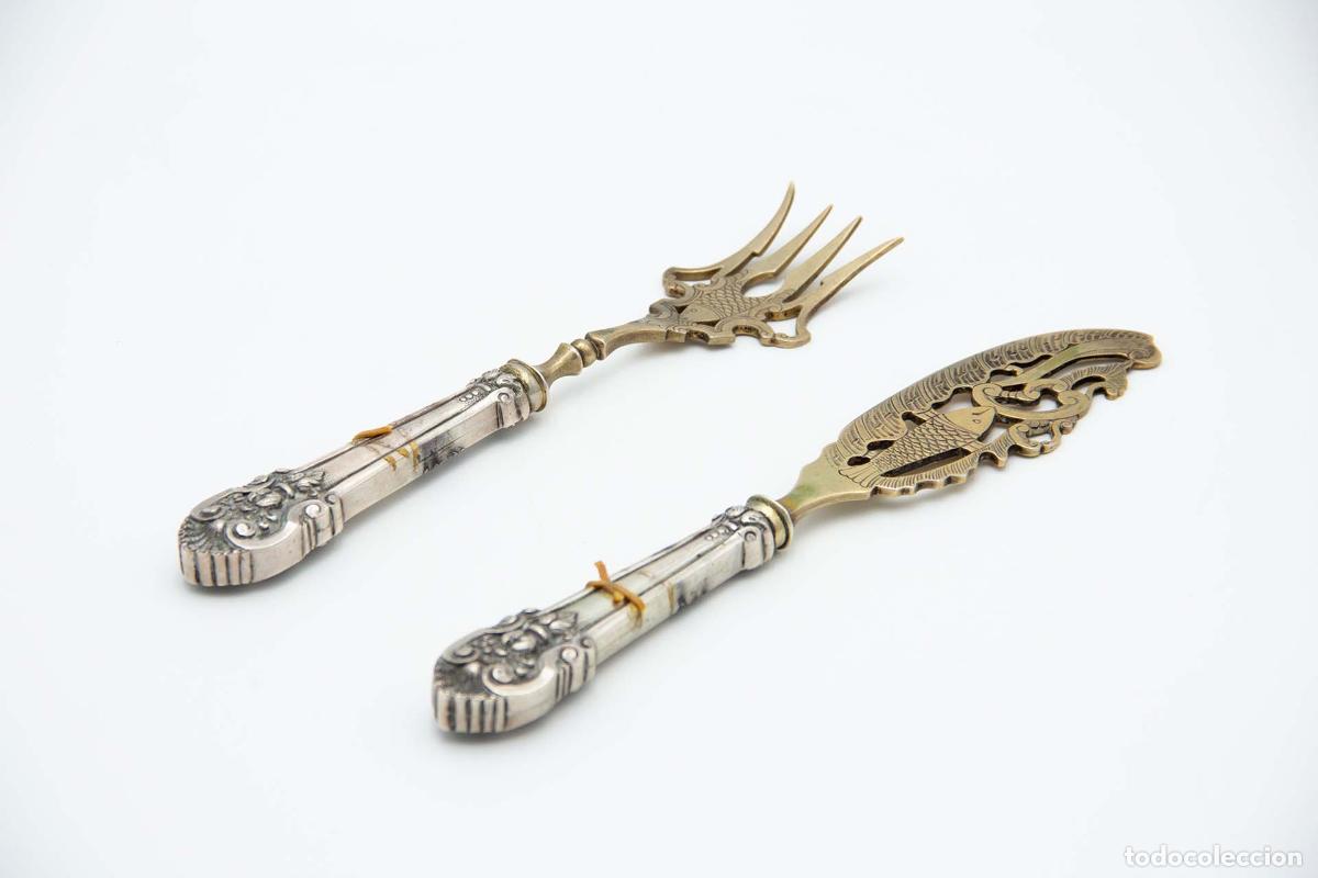 Antig&uuml;edades: Cuchillo y tenedor para pescado, de plata. - Foto 2