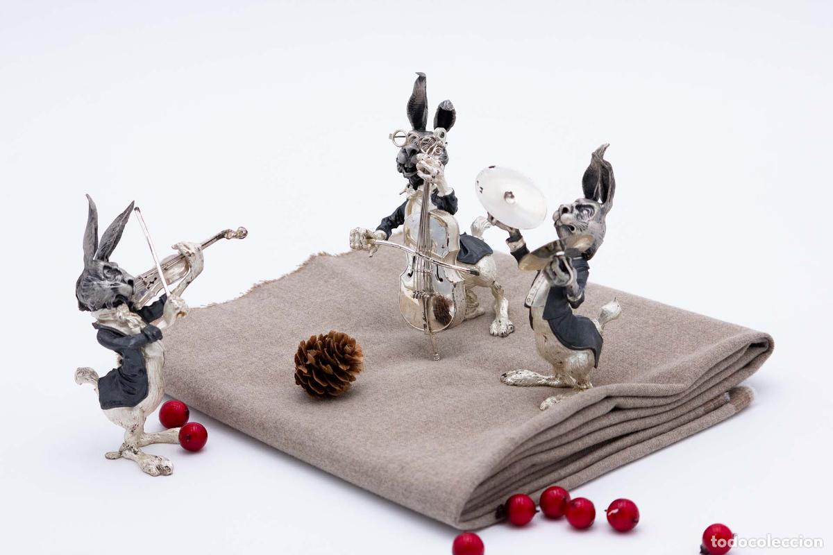 Antig&uuml;edades: Conjunto de 3 conejos con instrumentos musicales, en color plata.