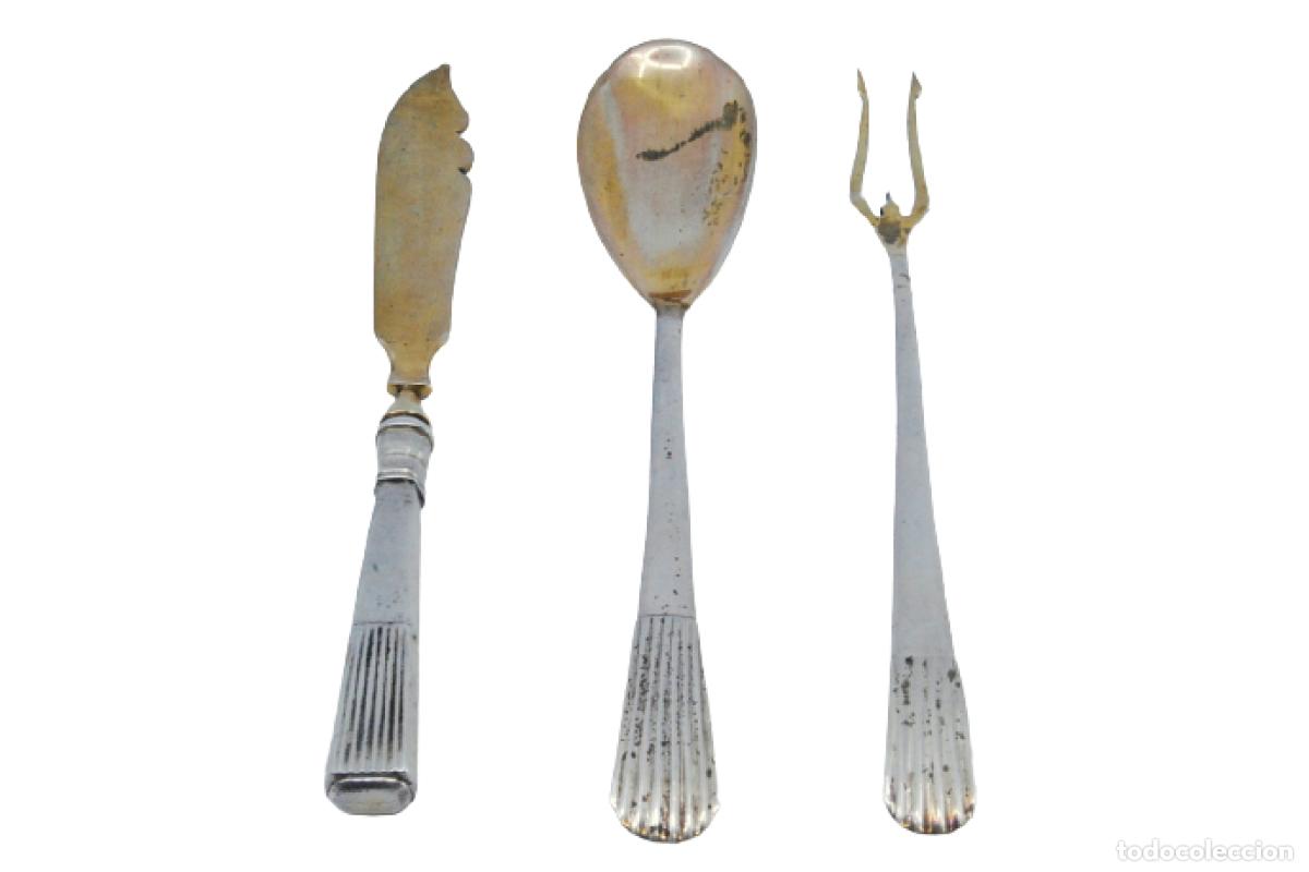 Antig&uuml;edades: Juego de tenedor para encurtidos, cuchillo para mantequilla y cuchara para salsa, en plata ba&ntilde;ada en