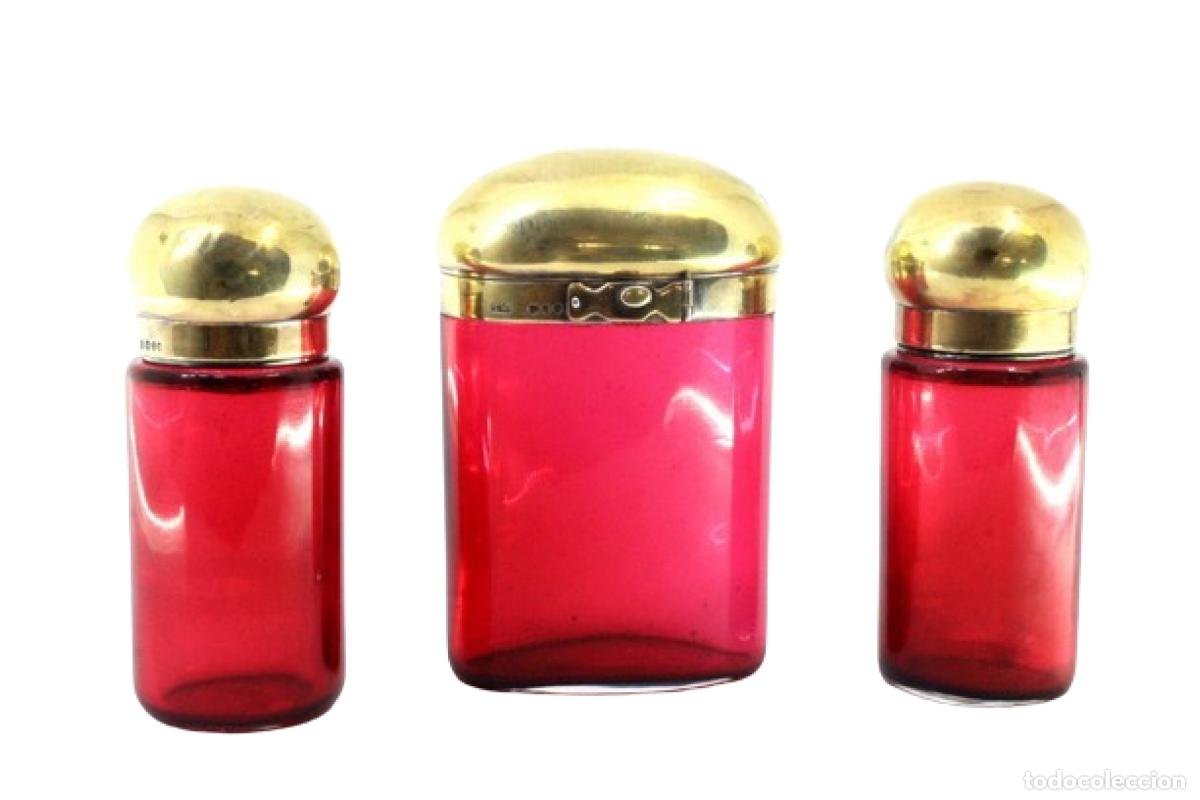 Antig&uuml;edades: Juego de 3 frascos de belleza, de vidrio y plata ba&ntilde;ada en oro.