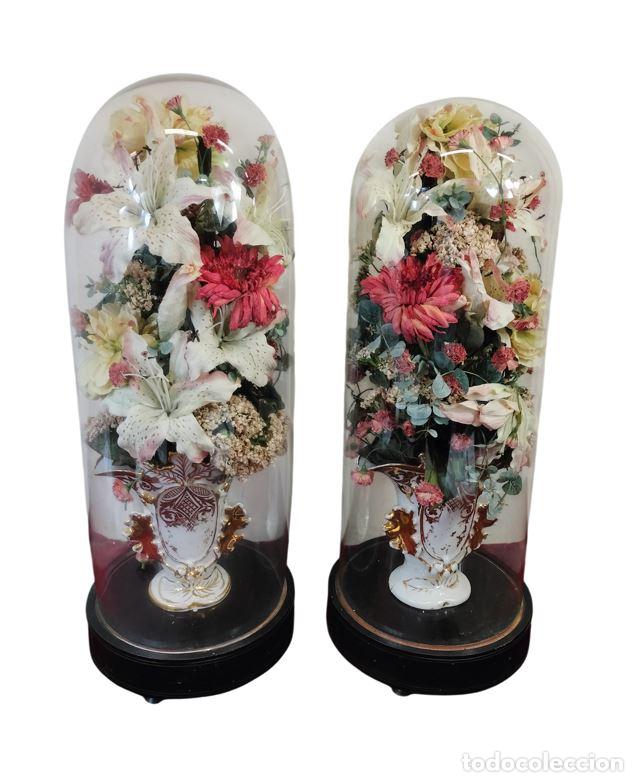 Antig&uuml;edades: PAREJA DE FANALES ISABELINOS. VIDRIO SOPLADO Y FLORES DE TELA. ESPA&Ntilde;A. SIGLO XIX.
