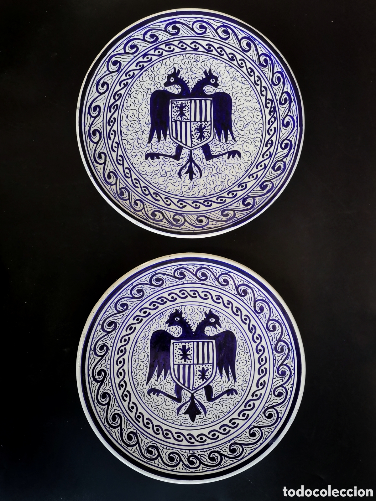Antig&uuml;edades: PLATOS ANTIGUOS DE CER&Aacute;MICA CON AGUILA BICEFALA Y ESCUDO HERALDICO PINTADOS A MANO