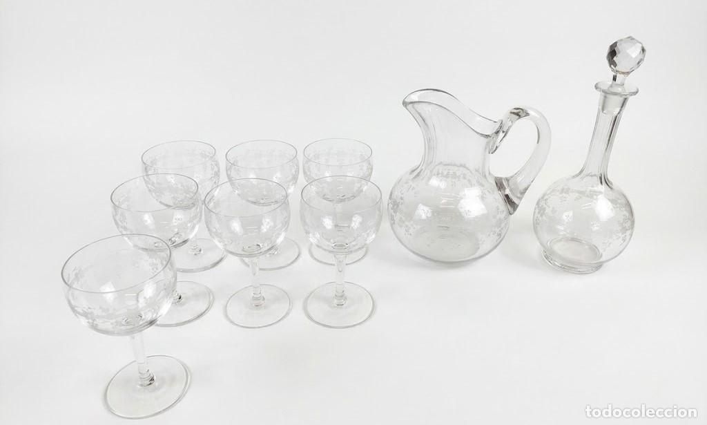 Antig&uuml;edades: JUEGO DE CRISTALER&Iacute;A DE ESTILO FLORAL. COPAS, JARRA, LICORERA. CRISTAL AL &Aacute;CIDO. FRANCIA (?). XIX-XX