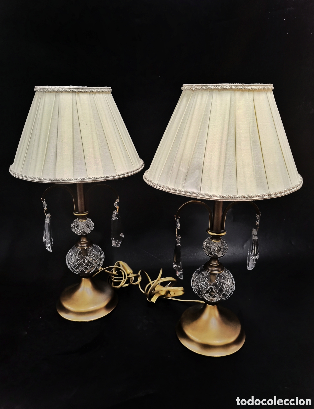 Antig&uuml;edades: PAREJA DE L&Aacute;MPARAS DE CRISTAL Y LAT&Oacute;N CON UN DISE&Ntilde;O CL&Aacute;SICO MUY ELEGANTE