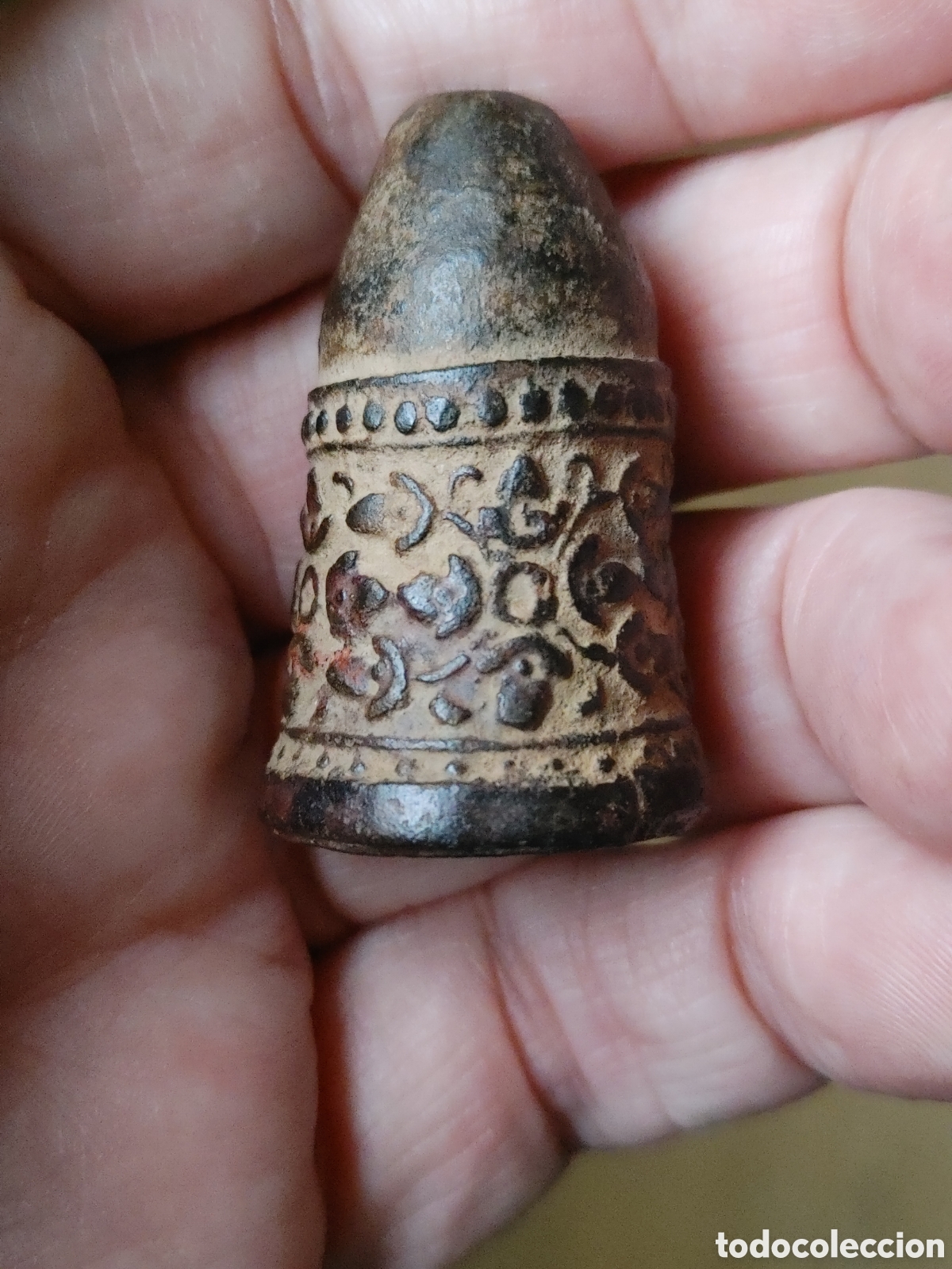 Antig&uuml;edades: Dedal medieval de guarnicionero o talabartero. En bronce.