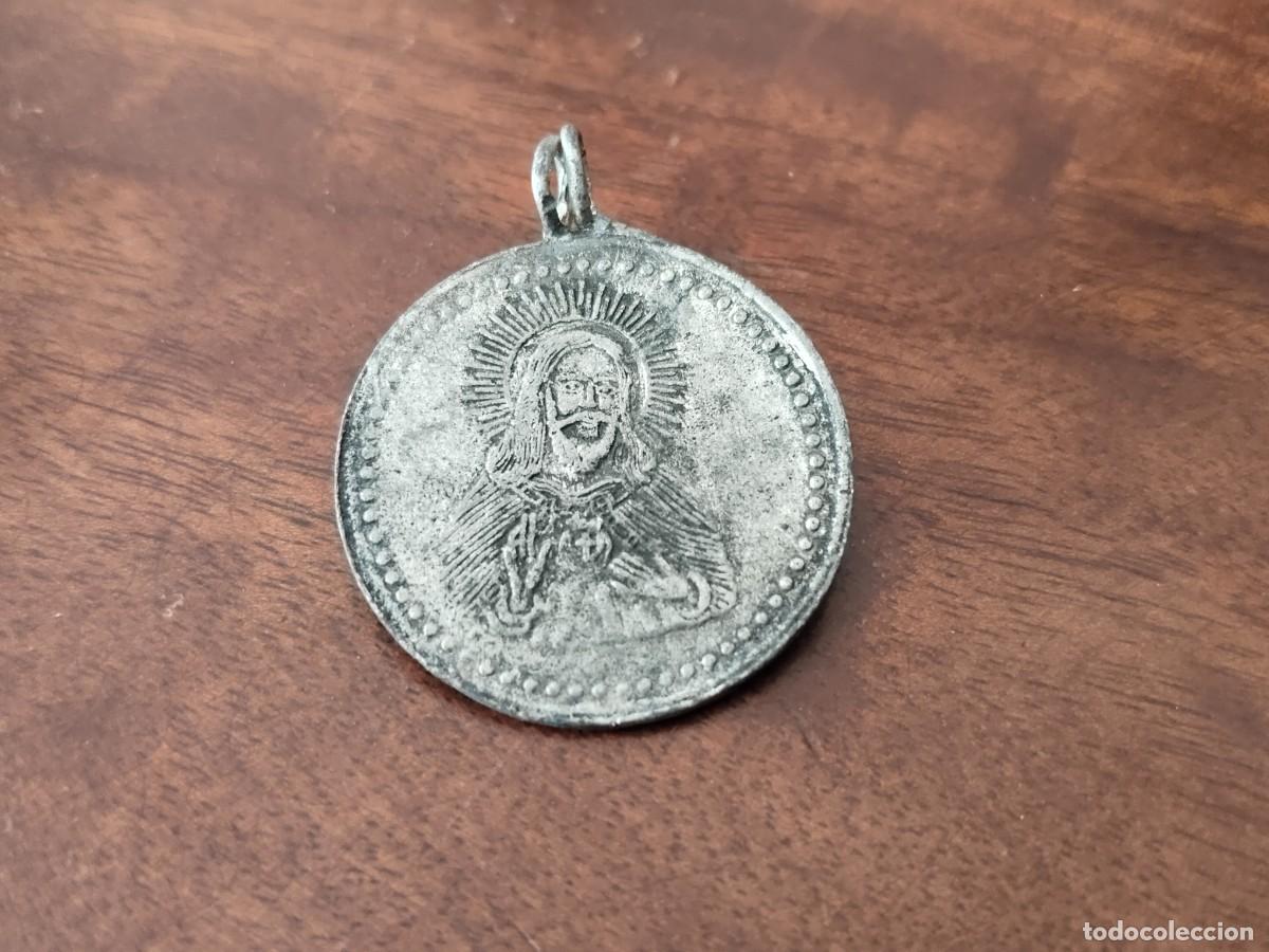 Antig&uuml;edades: Antigua medalla del Sagrado Coraz&oacute;n grabada a buril.