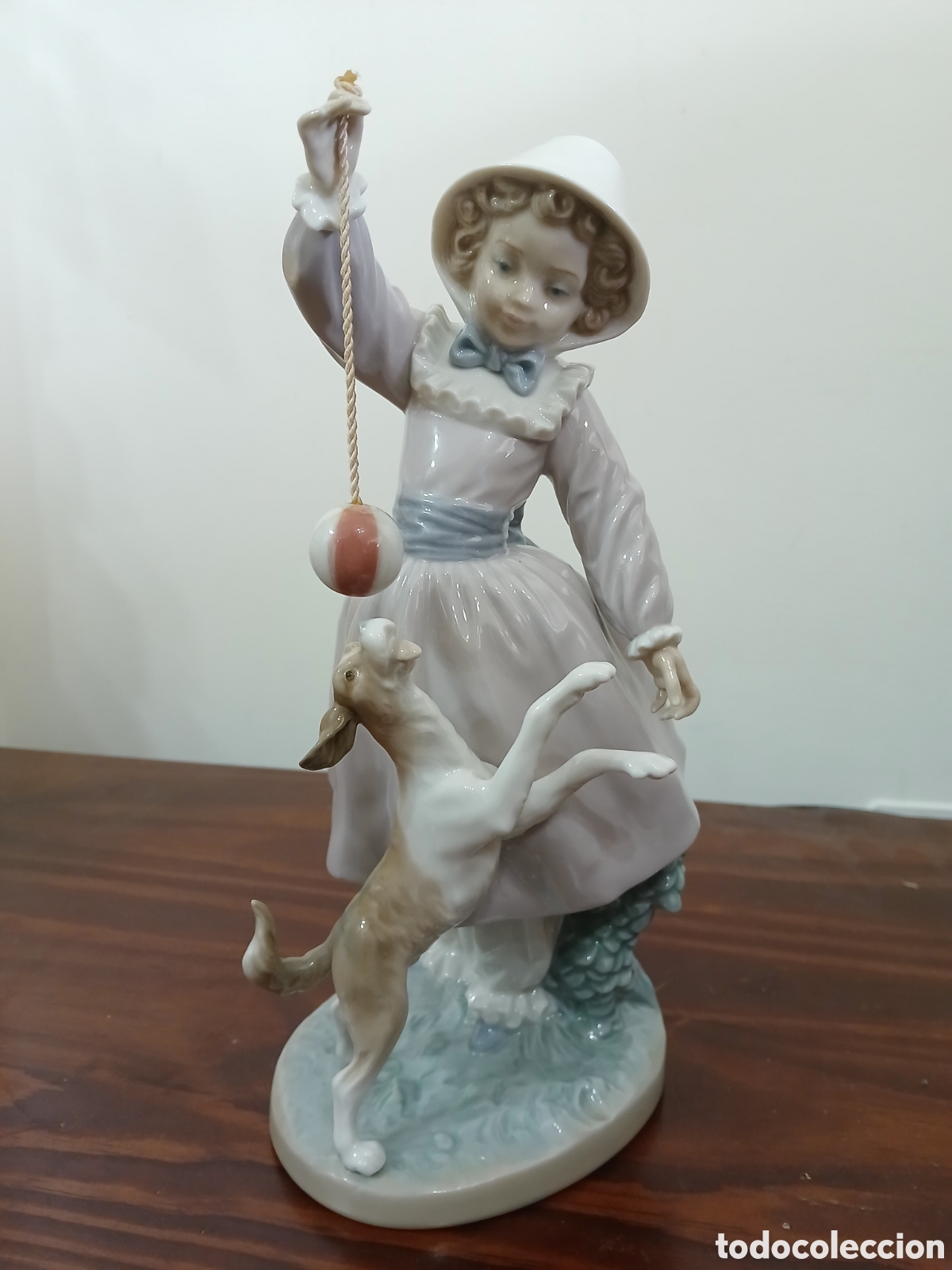 Antig&uuml;edades: Figura Lladro &rdquo;ni&ntilde;a, perro y pelota&rdquo;