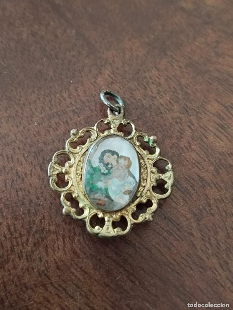 Antig&uuml;edades: Precioso colgante con escus&oacute;n nacarado San Jos&eacute; y Virgen en reverso. Antiguo.