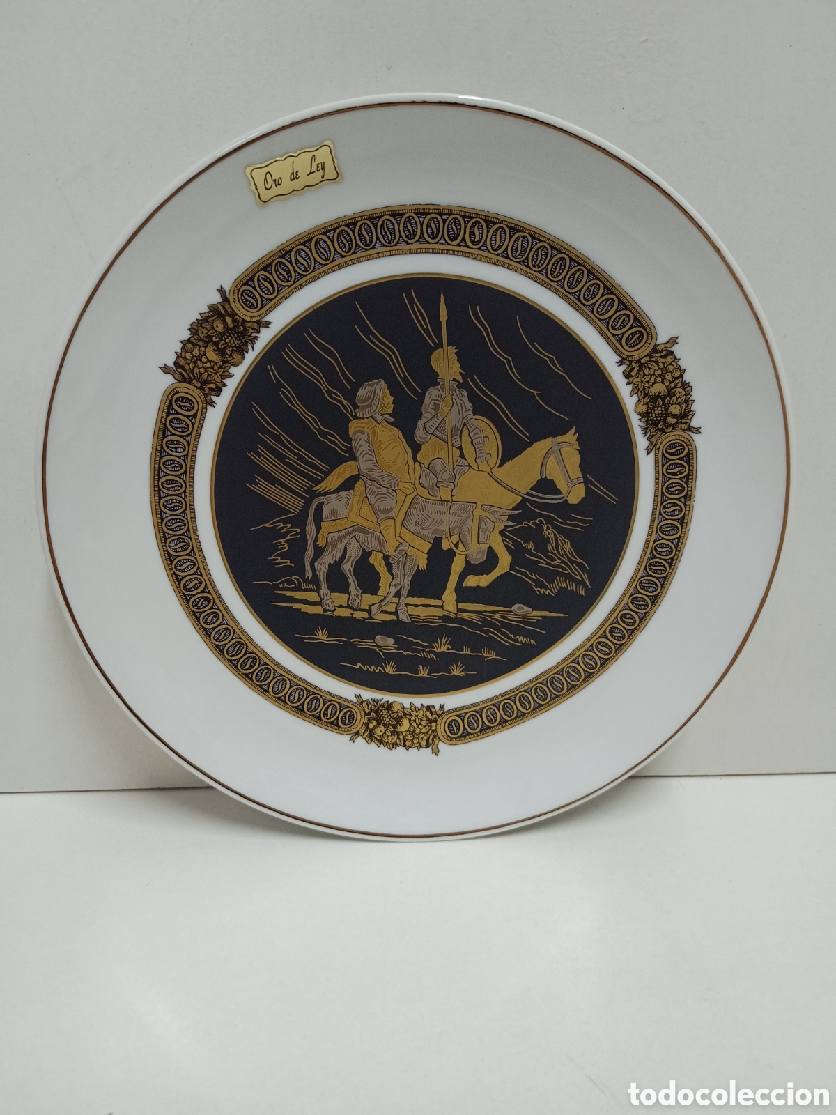 Antig&uuml;edades: PLATO PORCELANA DAMASQUINADO ORO &ndash; DON QUIJOTE Y SANCHO PANZA - 25cm
