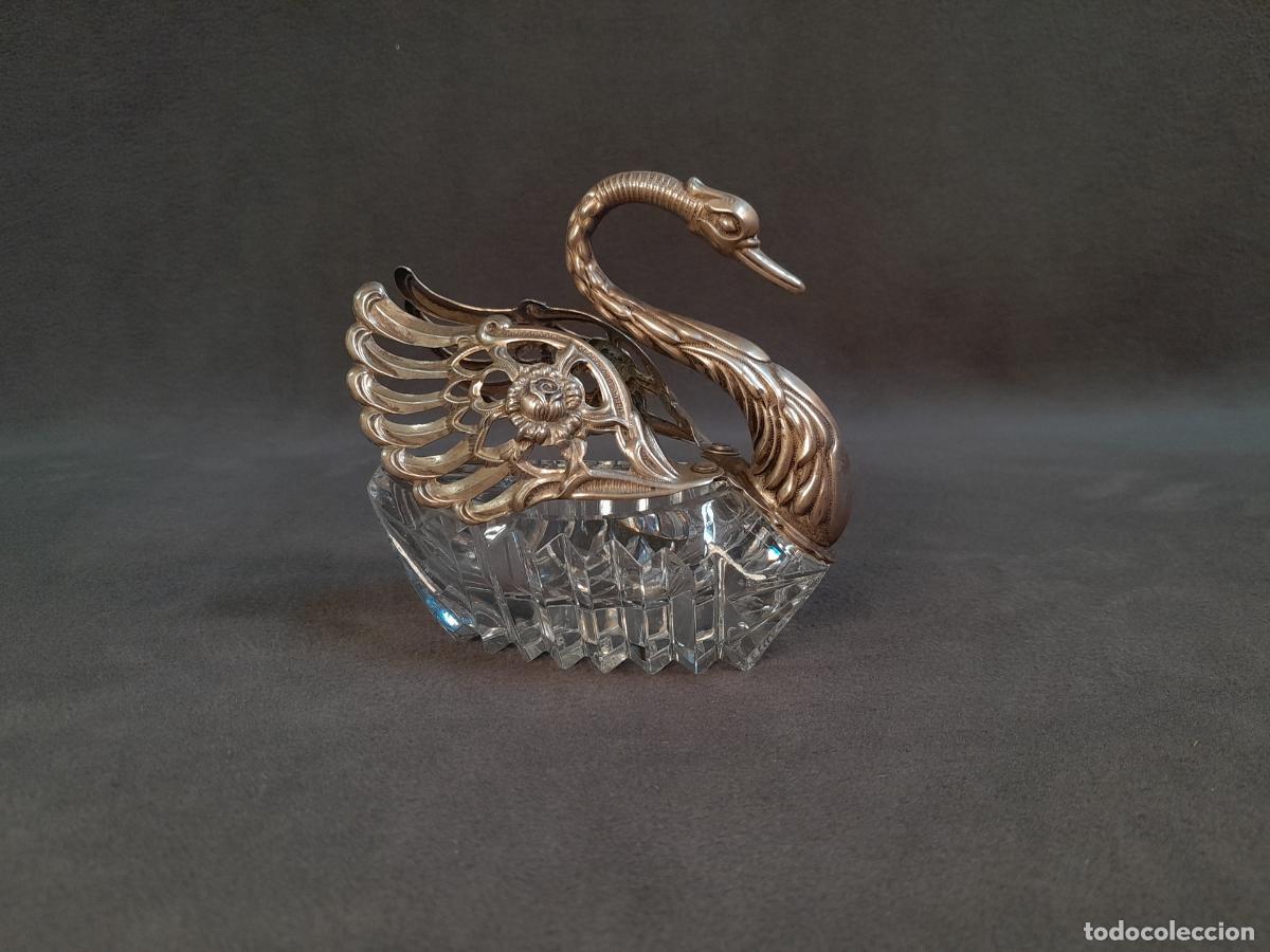 Antig&uuml;edades: SALERO DE SOBREMESA EN FORMA DE CISNE EN CRISTAL TALLADO Y PLATA DE LEY. SIGLO XX