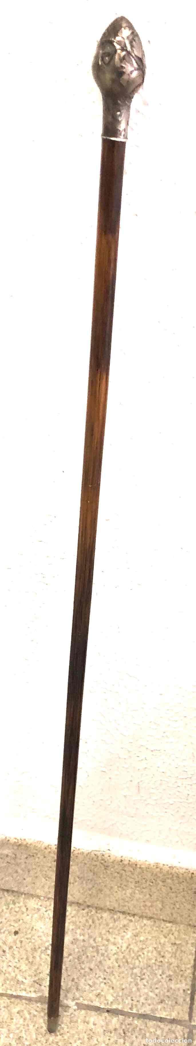Antig&uuml;edades: BASTON DE MADERA CON EMPU&Ntilde;ADURA METALICA ESCENA FLORAL ART DECO.