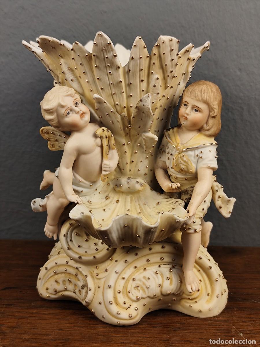 Antig&uuml;edades: Jarr&oacute;n de biscuit decoraci&oacute;n querubines primera mitad siglo XX