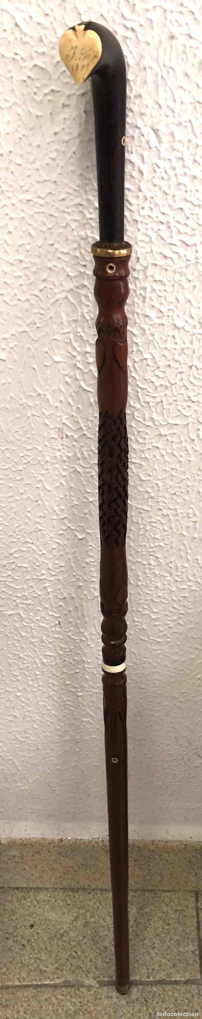 Antig&uuml;edades: BASTON DE MADERA BELLAMENTE LABRADO EN RELIEVE. EMPU&Ntilde;ADURA TREBOL CON INICIALES 1891
