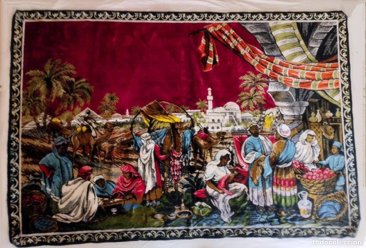 Antig&uuml;edades: Gran tapiz de pared colorido con escena de mercado &aacute;rabe u oriental de 175x118 cm
