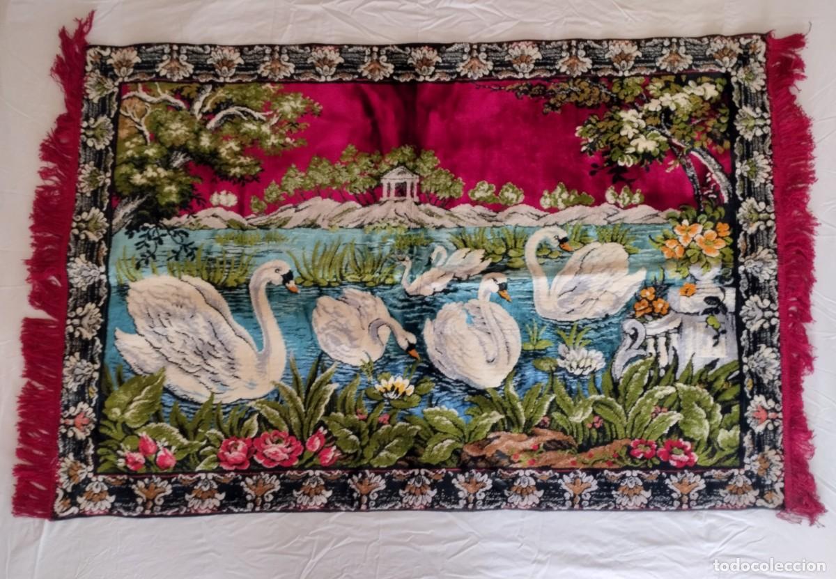 Oggetti Antichi: Tapiz con escena de cisnes en un estanque 144x96 cm