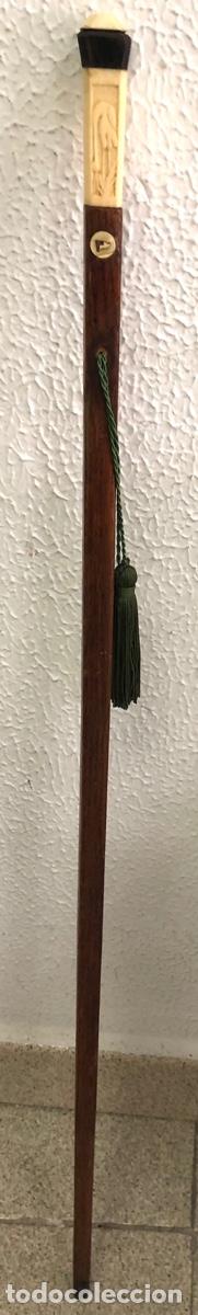 Antig&uuml;edades: BASTON DE MADERA CON EMPU&Ntilde;ADURA CON ESCENAS FLORALES Y ANIMALES EN RELIEVE. ART DECO