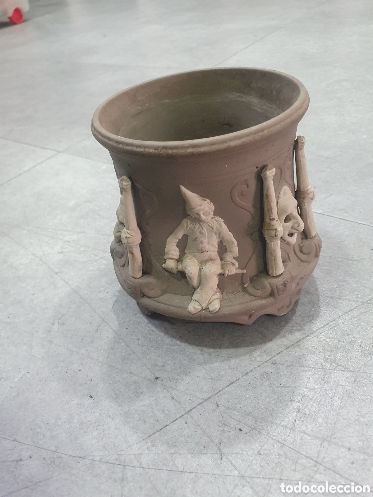 Antiques: Bote en biscuit Sarreguemines. (L98)