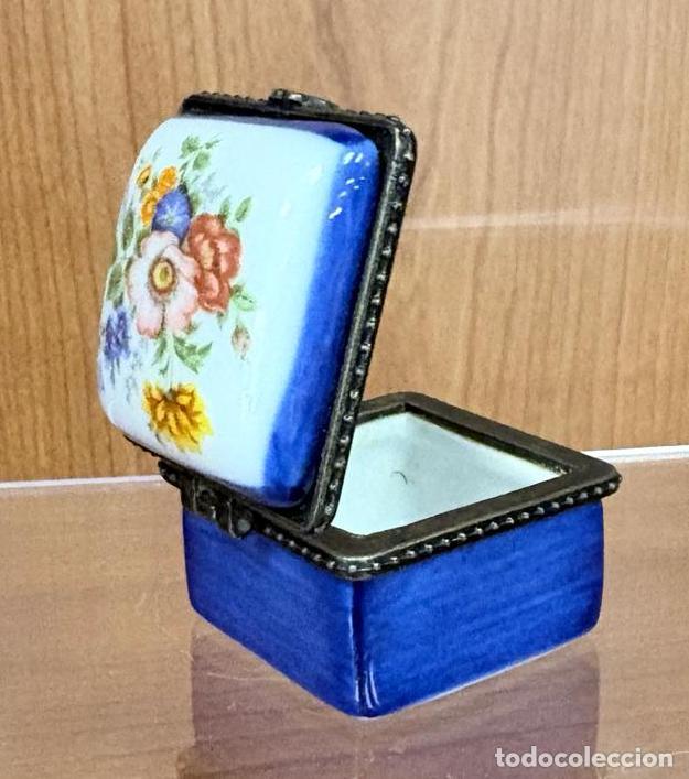 Antig&uuml;edades: PRECIOSA CAJA DE CER&Aacute;MICA CON DECORACI&Oacute;N FLORAL Y REMATE MET&Aacute;LICO. SIGLO XX