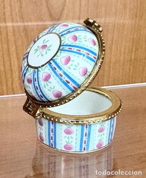 Antig&uuml;edades: PRECIOSA CAJA DE CPORCELANA OVALADA CON DECORACI&Oacute;N FLORAL Y GEOM&Eacute;TRICA Y REMATE MET&Aacute;LICO. SIGLO XX