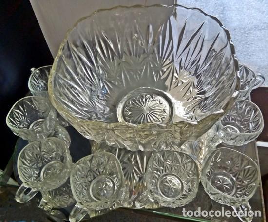 Antig&uuml;edades: Ponchera de cristal tallado con ocho vasos