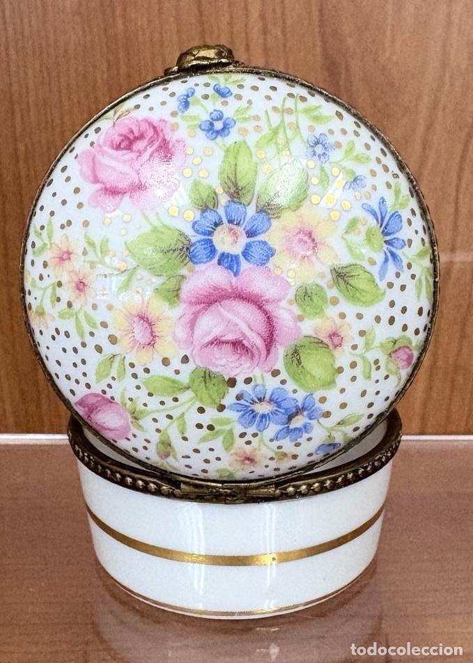Antig&uuml;edades: PRECIOSA CAJA DE PORCELANA OVALADA CON DECORACI&Oacute;N FLORAL, LYS ROYAL, SIGLO XX