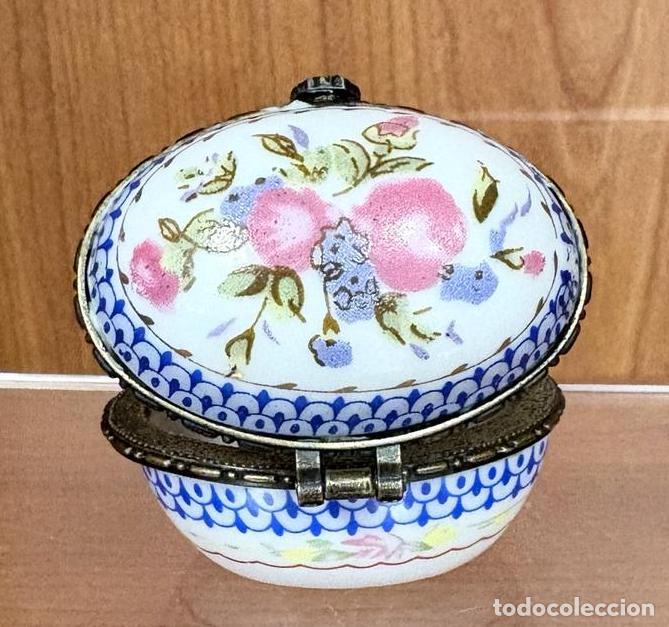 Antig&uuml;edades: PRECIOSA CAJA DE PORCELANA CIRCULAR CON DECORACI&Oacute;N FLORAL, LYS ROYAL, SIGLO XX