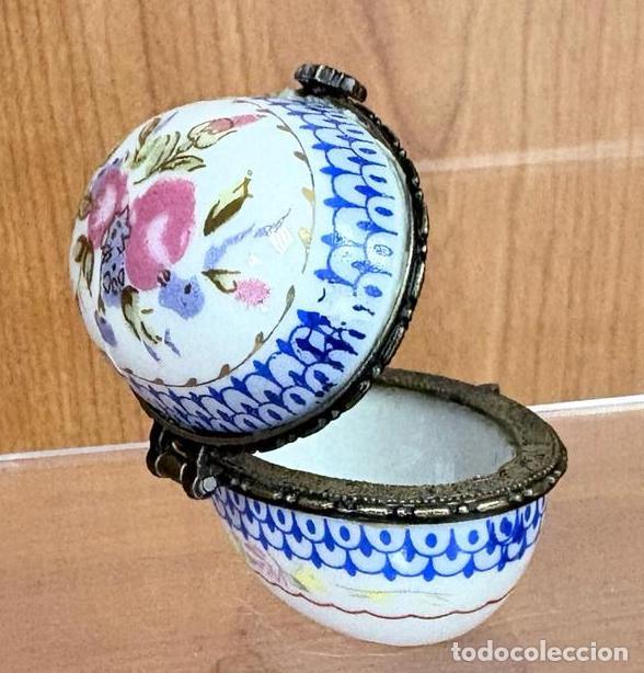 Antig&uuml;edades: PRECIOSA CAJA DE PORCELANA OVALADA CON DECORACI&Oacute;N FLORAL. PORCELAIN ART, SIGLO XX