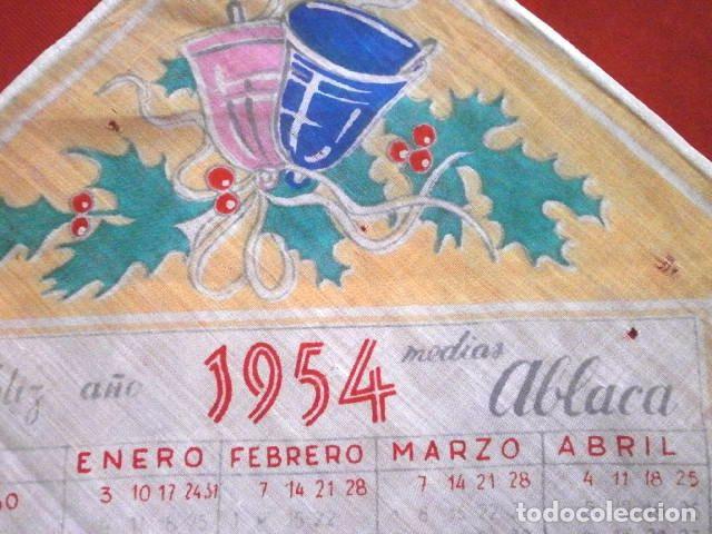 Antiquit&eacute;s: Pa&ntilde;uelo con Calendario estampado de 1954 - Con Publicidad navide&ntilde;a: Medias Albaca - Argentina