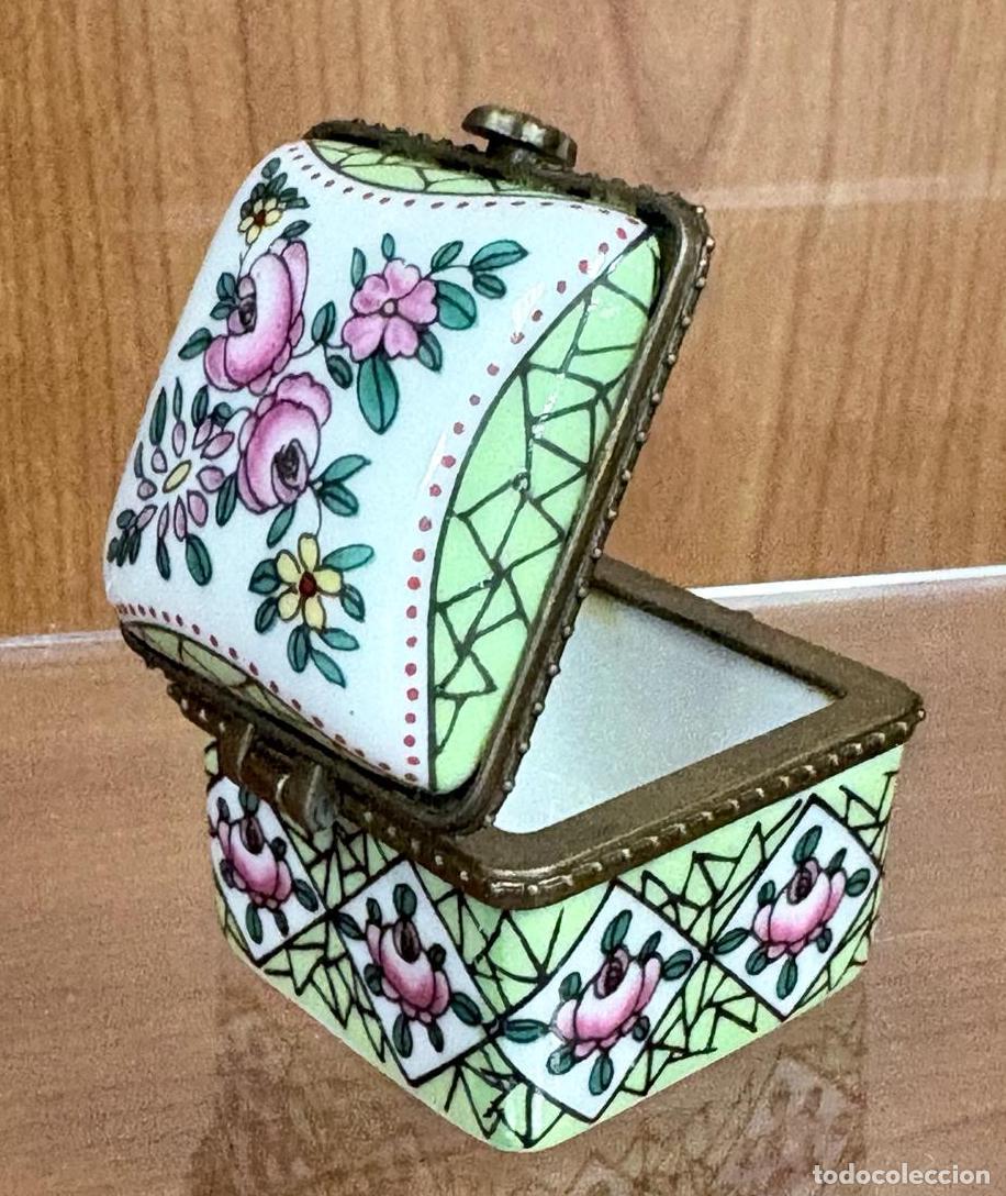 Antig&uuml;edades: PRECIOSA CAJA DE PORCELANA CUADRADA CON DECORACI&Oacute;N FLORAL. PORCELAIN ART, SIGLO XX