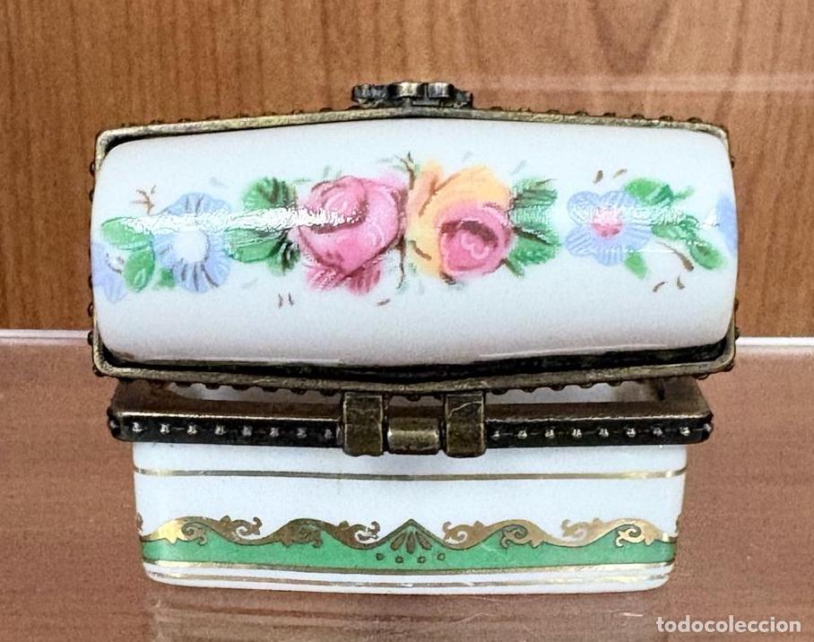 Antig&uuml;edades: PRECIOSA CAJA DE PORCELANA RECTANGULAR CON DECORACI&Oacute;N FLORAL Y DORADA. PORCELAIN ART, SIGLO XX