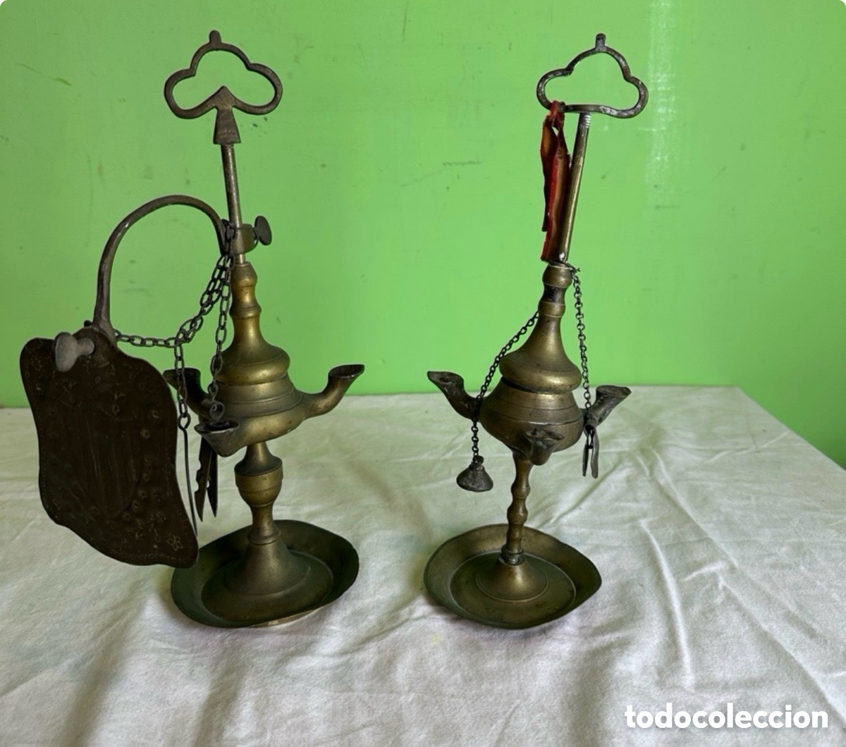 Antiguidades: candiles antiguos de bronce para iluminar mediante aceite