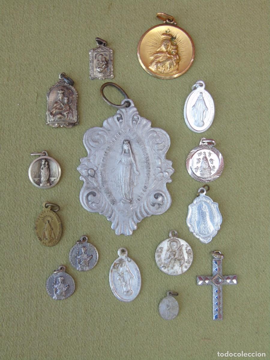 Oggetti Antichi: LOTE DE MEDALLAS DE LA VIRGEN (14) Y UN CRUCIFIJO.