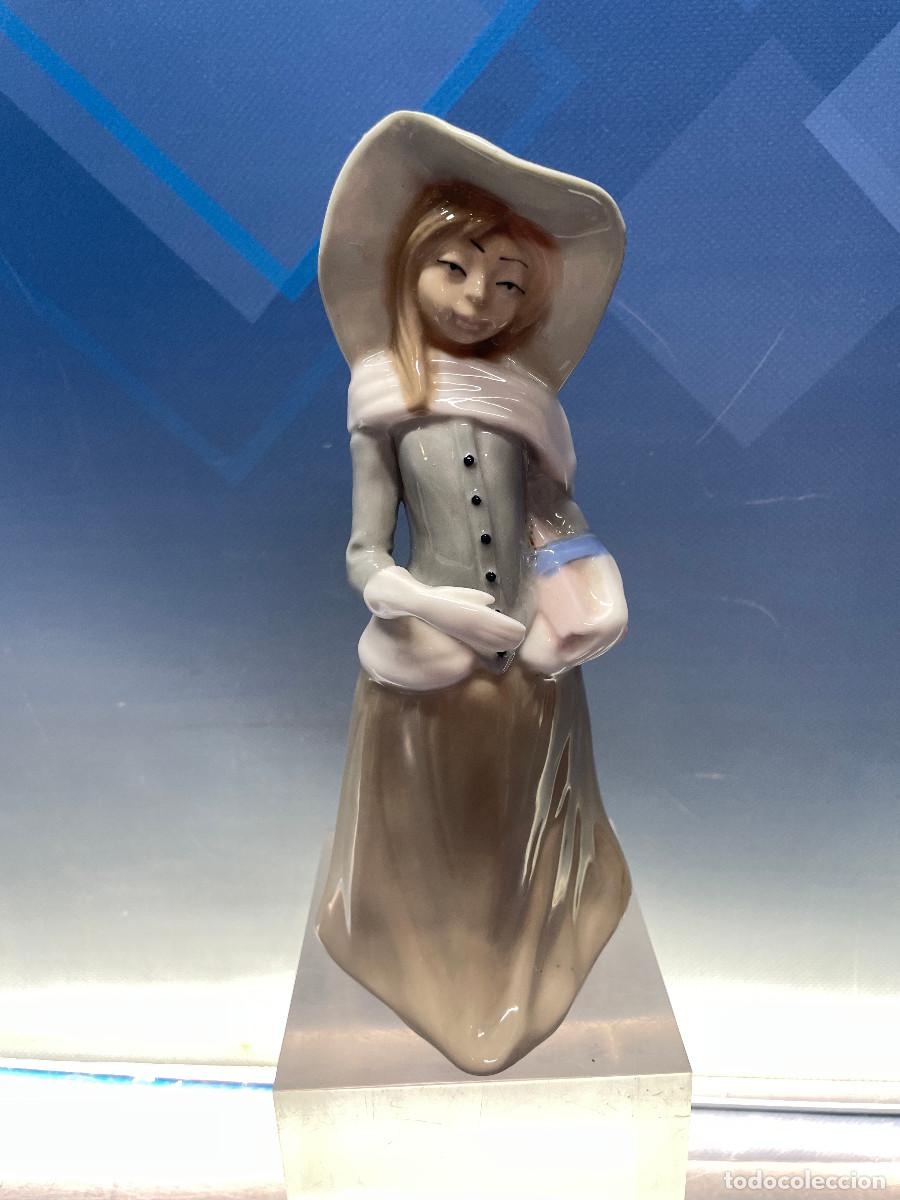 Antig&uuml;edades: Porcelana Casades:Mujer Paseando, 23 cm alto