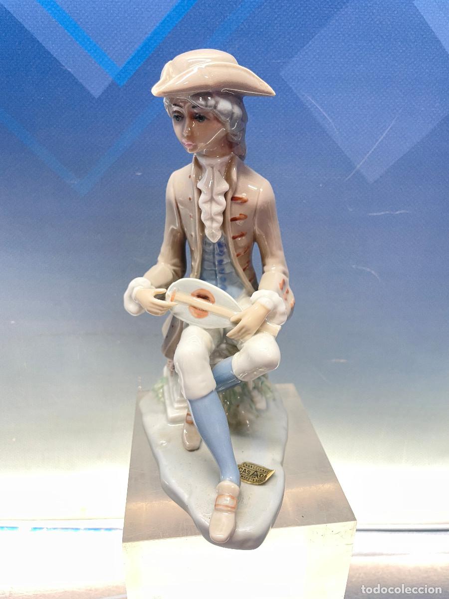 Antig&uuml;edades: Porcelana Casades, Caballero tocando el laut, made in spain, 20 cm alto
