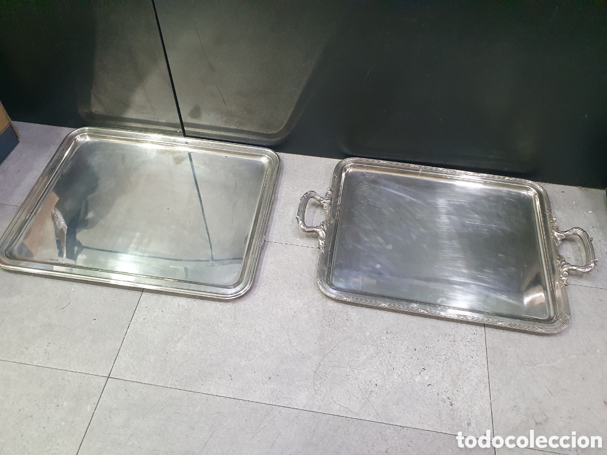 Antiquit&eacute;s: Pareja de bandejas en metal plateado. (L98)