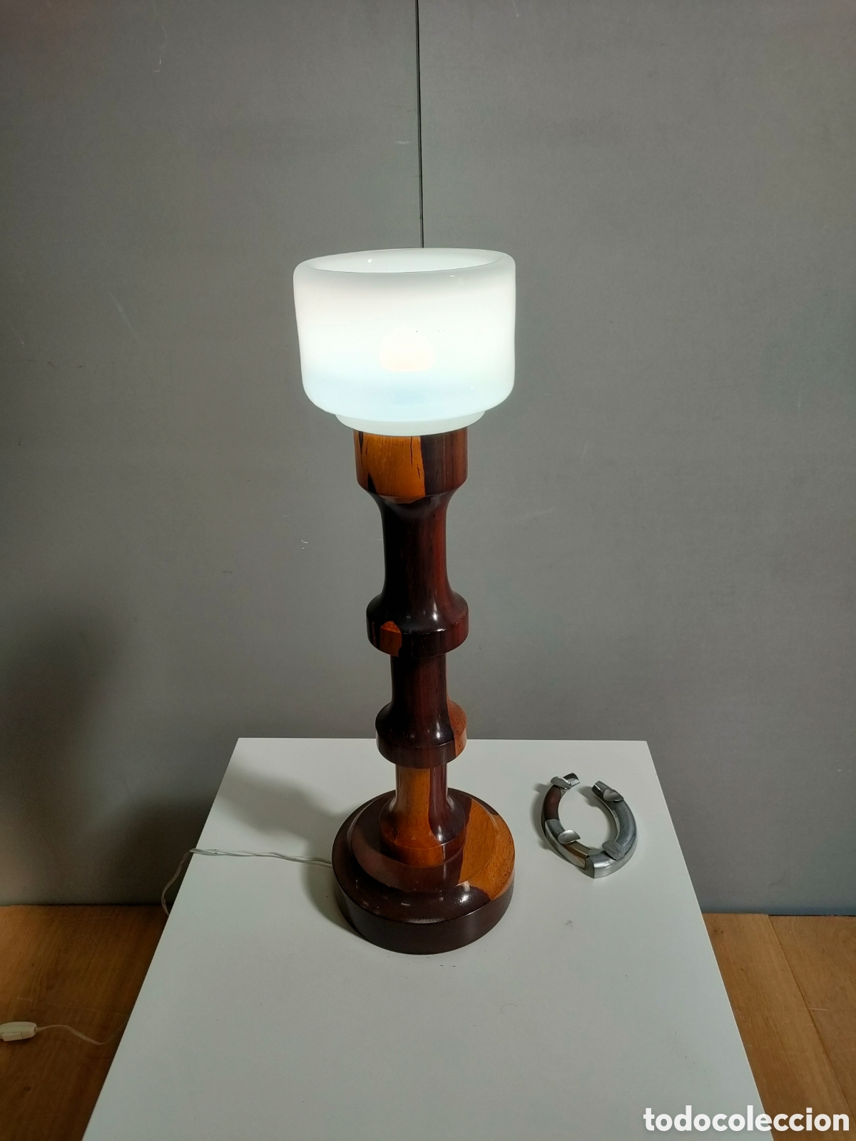 Antig&uuml;edades: L&aacute;mpara Mesa Mid Century Madera Cristal Opalino
