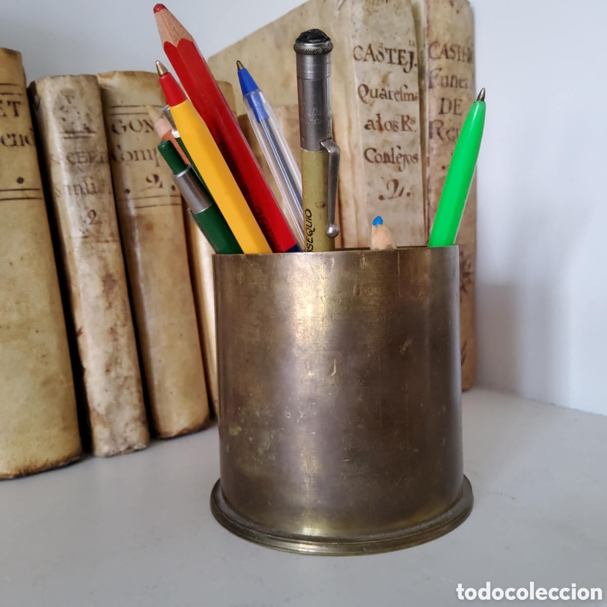 Antig&uuml;edades: JARR&Oacute;N O PORTALAPICES DE LAT&Oacute;N, ELABORADO DE UNA VAINA DE PROYECTIL DE CA&Ntilde;ON, ORBEA 1929